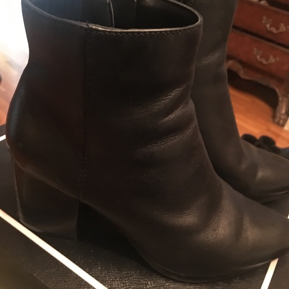 A pair of ankle boots - Picture 3 of 3